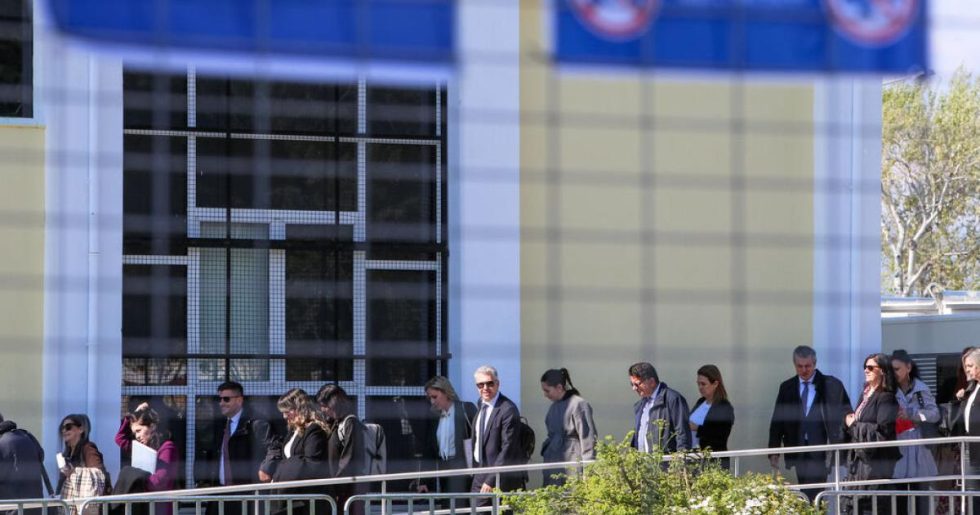 Τι γυρεύει το Δημόσιο στη δίκη των Τεμπών;